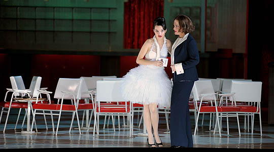 Un ballo in maschera - Anna Prohaska als Oscar Catherine Naglestad als Amelia - (c) Ruth Walz 