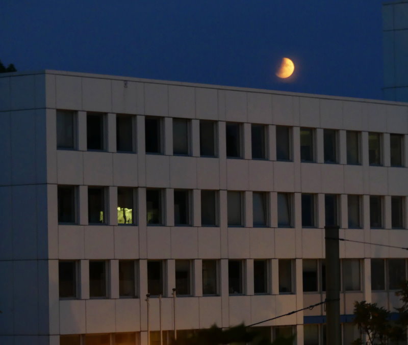 So sah die partielle Mondfinsternis am 16. Juli 2019 über Bochum aus. Das Gebäude im Vordergrund ist das Finanzamt Bochum Mitte. Die Sichtbarkeitsverhältnisse ähneln denen, die wir am frühen Morgen des 16. Mai erwarten können. 