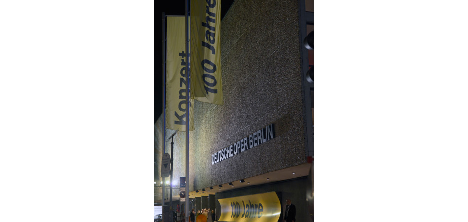 Vor der Deutschen Oper Berlin am Abend des Festkonzerts © Bettina Stöß