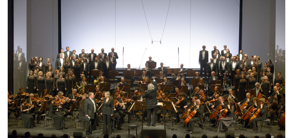 Scott MacAllister und Anja Kampe, Chor und Orchester: Fidelio 2. Akt © Bettina Stöß