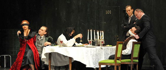Szene aus TOSCA mit Morenike Fadayomi (Tosca), Boris Statsenko (Scarpia), Rolf Broman (Sciarrone), Gustavo Porta (Cavaradossi) | (c) Hans Jörg Michel