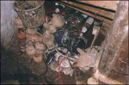 Ergebnisse einer aufgedeckten Raubgrabung aus dem Jahr 1999.