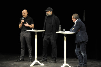 Abokonferenz 6.5.2012 - v.l.n.r. Stefan Schmidtke (Ko-Leitung Dramaturgie), Andrej Mogutschi (Regisseur), Staffan Valdemar Holm (Intendant, Regisseur) Abokonferenz 6.5.2012 - v.l.n.r. Stefan Schmidtke (Ko-Leitung Dramaturgie), Andrej Mogutschi (Regisseur), Staffan Valdemar Holm (Intendant, Regisseur)