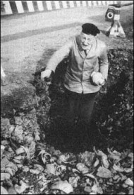 Dr. O.E. Mayer bei einer Grabung in den 50er Jahren.