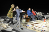 Der erhobene Zeigefinger (vlnr: Anna Kubin, Simin Soraya Christian Ehrich, Emre Aksızoğlu) | Foto: Sebastian Hoppe
