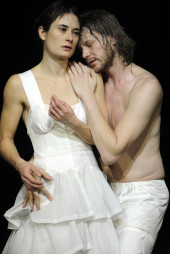 Einsame Menschen (vlnr: Xenia Noetzelmann, Ingo Tomi) | Foto: Sebastian Hoppe