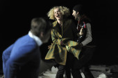 Der erhobene Zeigefinger (vlnr: Christian Ehrich, Anna Kubin, Emre Aksızoğlu) | Foto: Sebastian Hoppe