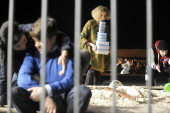 Der erhobene Zeigefinger (vlnr: Simin Soraya, Christian Ehrich, Anna Kubin, Emre Aksızoğlu) | Foto: Sebastian Hoppe