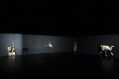 Halten (vlnr: Kim Anna Dzaack, Emily Schön, Ana Maria Popescu, Siobhan Hood, Leonard Kern Wagner, Lilli Reents, Louis Riedelsheimer) | Foto: Sebastian Hoppe