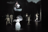 Der Prozess (vlnr: Claudia Hübbecker, Betty Freudenberg, Carl Alm, Chor, Walser) | Foto: Sebastian Hoppe