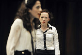 Herr Kolpert (vlnr: Sesede Terziyan, Stefanie Rösner) | Foto: Sebastian Hoppe