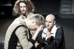 Bernardo Arias Porras, Kay B. Schulze und Paul Herwig in »Edward II« Bernardo Arias Porras, Kay B. Schulze und Paul Herwig in »Edward II«