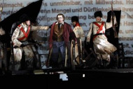 GERMANIA | Bruno Caproni als Carlo Worms; Mitglieder des Chores der Deutschen Oper Berlin | The pictures are protected by copyright. Photographer: Bettina Stöß / stage picture | 2006 GERMANIA | Bruno Caproni als Carlo Worms; Mitglieder des Chores der Deutschen Oper Berlin | The pictures are protected by copyright. Photographer: Bettina Stöß / stage picture | 2006