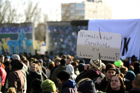 Proteste an der East-Side Gallery | Foto: Jörg Carstensen, dpa 2013
