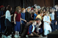 OTHELLO | José Cura as Othello, Children\'s Chorus of the Deutsche Oper Berlin | The pictures are protected by copyright. Photographer: Barbara Aumüller 2010 | Barbara Aumüller OTHELLO | José Cura as Othello, Children\'s Chorus of the Deutsche Oper Berlin | The pictures are protected by copyright. Photographer: Barbara Aumüller 2010 | Barbara Aumüller