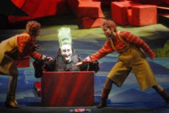 HÄNSEL UND GRETEL | Burkhard Ulrich als Knusperhexe, Ulrike Helzel als Hänsel, Martina Welschenbach als Gretel | Das Foto ist honorarpflichtig. Fotograf: Bettina Stöß / stage picture | 2008 HÄNSEL UND GRETEL | Burkhard Ulrich als Knusperhexe, Ulrike Helzel als Hänsel, Martina Welschenbach als Gretel | Das Foto ist honorarpflichtig. Fotograf: Bettina Stöß / stage picture | 2008