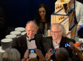 Dietmar Schwarz und Donald Runnicles beim Anschnitt der Festtorte | Bettina Stöß