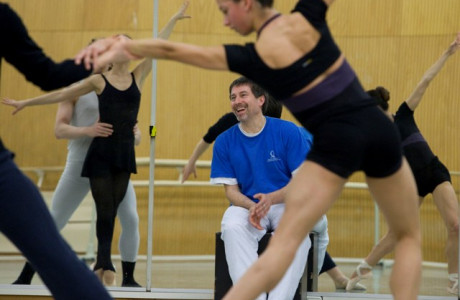 Martin Schläpfer und das Ballett am Rhein bei der Probenarbeit | (c) Gert Weigelt Martin Schläpfer und das Ballett am Rhein bei der Probenarbeit | (c) Gert Weigelt