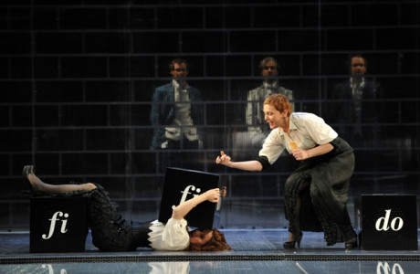 Sylvia Hamvasi (Fiordiligi), Elzbieta Szmytka (Despina) HINTEN: Jussi Myllys (Ferrando), Günes Gürle (Don Alfonso), Richard Šveda (Guglielmo) | (c) Hans Jörg Michel Sylvia Hamvasi (Fiordiligi), Elzbieta Szmytka (Despina) HINTEN: Jussi Myllys (Ferrando), Günes Gürle (Don Alfonso), Richard Šveda (Guglielmo) | (c) Hans Jörg Michel