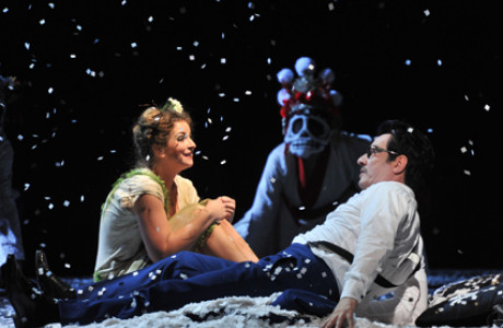 Iulia Elena Surdu (Nachtigall), Stefan Heidemann (Kaiser), Tänzer (Geist) | (c) Hans Jörg Michel Iulia Elena Surdu (Nachtigall), Stefan Heidemann (Kaiser), Tänzer (Geist) | (c) Hans Jörg Michel