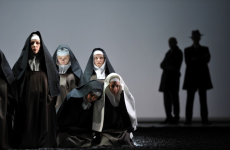 Judita Nagyová (Sœur Mathilde), Alma Sadé (Sœur Constance), Damenchor | (c) Hans Jörg Michel Judita Nagyová (Sœur Mathilde), Alma Sadé (Sœur Constance), Damenchor | (c) Hans Jörg Michel