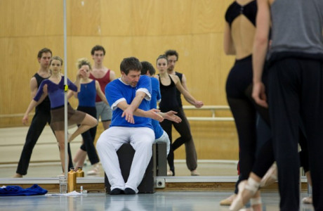 Martin Schläpfer bei einer Probe mit dem Ballett am Rhein | (c) Gert Weigelt Martin Schläpfer bei einer Probe mit dem Ballett am Rhein | (c) Gert Weigelt