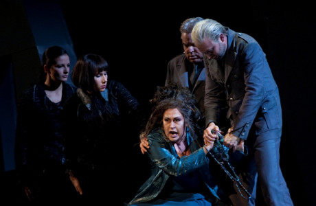 Luiza Fatyol (Die Schleppträgerin), Maria Kataeva (Die Vertraute), Renée Morloc (Klytämnestra), Manfred Fink (Ein junger Diener) , Lukasz Konieczny (Ein alter Diener) | (c) Matthias Jung Luiza Fatyol (Die Schleppträgerin), Maria Kataeva (Die Vertraute), Renée Morloc (Klytämnestra), Manfred Fink (Ein junger Diener) , Lukasz Konieczny (Ein alter Diener) | (c) Matthias Jung